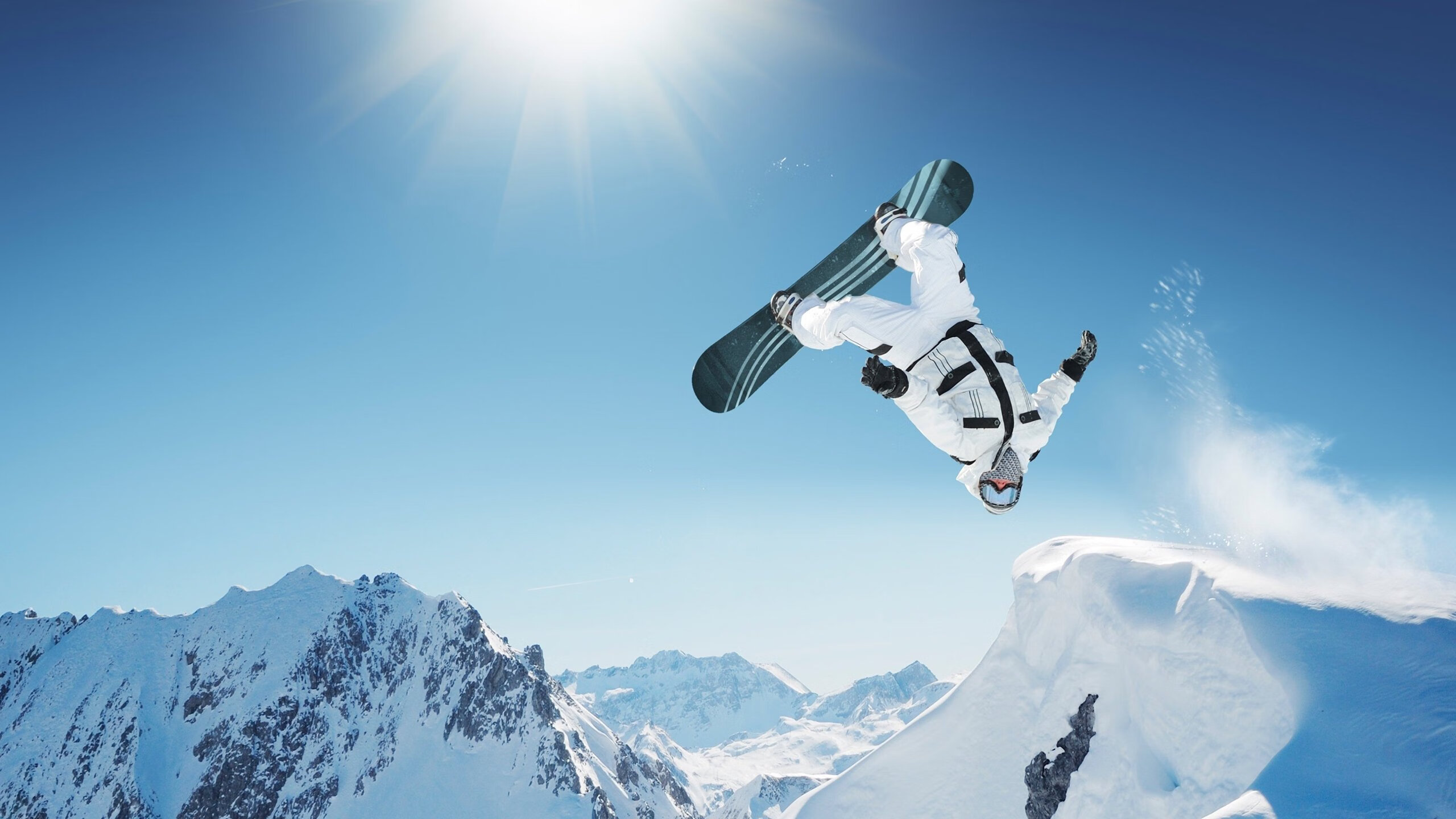 赛道与球场,当F1引擎轰鸣遇见西亚卡姆的全面爆发